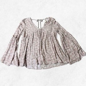 Peach Love Women Sz M Pink Beige‎ w/ White Flowers Big Long Sleeve Blouse V Neck